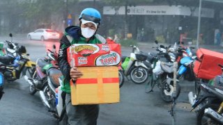 Cảm ơn những 'người hùng shipper' đội nắng mưa chuyển đồ giúp người ở BV dã chiến TP.Thủ Đức