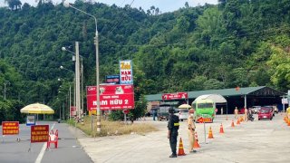 Xử phạt 2 lái xe ô tô vượt chốt kiểm soát dịch dưới chân đèo Prenn Đà Lạt