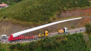 Chiếc cánh đầu tiên của dự án Điện gió Cầu Đất đã được vận chuyển đến nơi thành công
