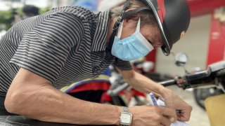 Vợ nguy kịch, người đàn ông run rẩy khai báo ở chốt kiểm soát và được mời đi ngay