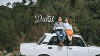 Bí kíp tạo dáng để có những bức ảnh couple 'tình bể bình'