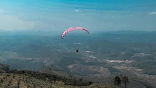 'Hạ cánh nơi anh' với trải nghiệm dù lượn trên đỉnh Con Ó (Lâm Đồng)