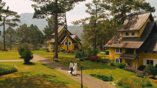 Làng Bình An Đà Lạt - Lạc vào ốc đảo hoa đầy mộng mơ trong hồ Tuyền Lâm