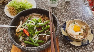 Trải nghiệm 5 quán bún bò thố đá Đà Lạt ú ụ, sôi sùng sục ai ai cũng xuýt xoa