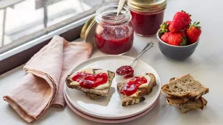 Mứt dâu Đà Lạt ăn như thế nào ngon? Mua ở đâu?