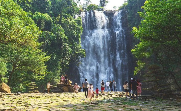 Thac Lien Dam Net Dep La Hut Hon Cac Khach Du Lich