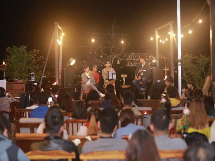 nghe nhac acoustic tai lululola coffee da lat