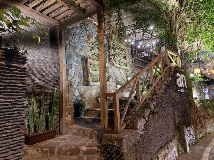 tường đá tại An Cafe