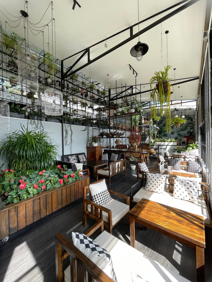 nội thất bên trong Nhà Lồng Coffee