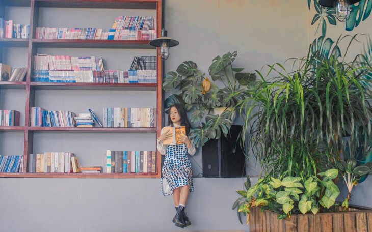 giá sách tại Nhà Lồng Coffee