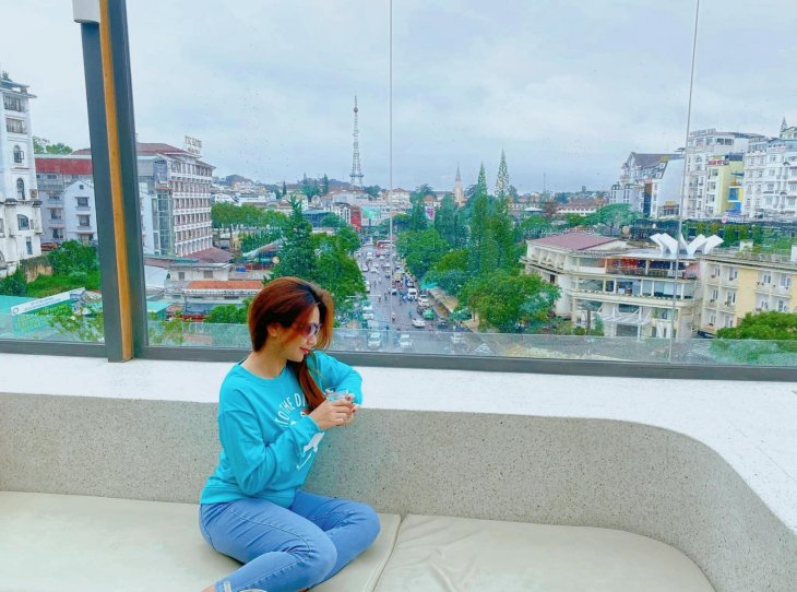 uống cafe ngắm Đà Lạt từ trên cao tại TASTY