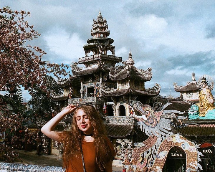 Du Khach Nuoc Ngoai O Chua Linh Phuoc