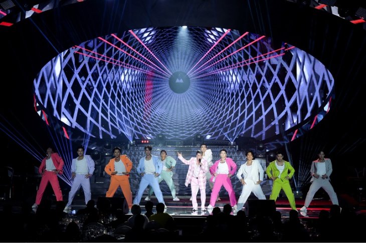 Ca Si Dam Vinh Hung Trinh Dien Cung Vu Doan