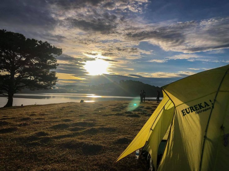 Cam Trai San May Ho Suoi Vang