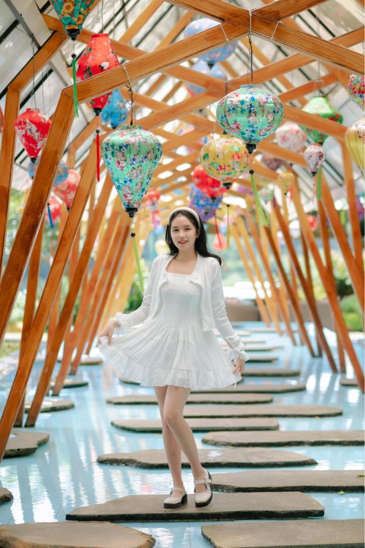 Khu Nha Kinh Song Ao Tai Thuy Thuan