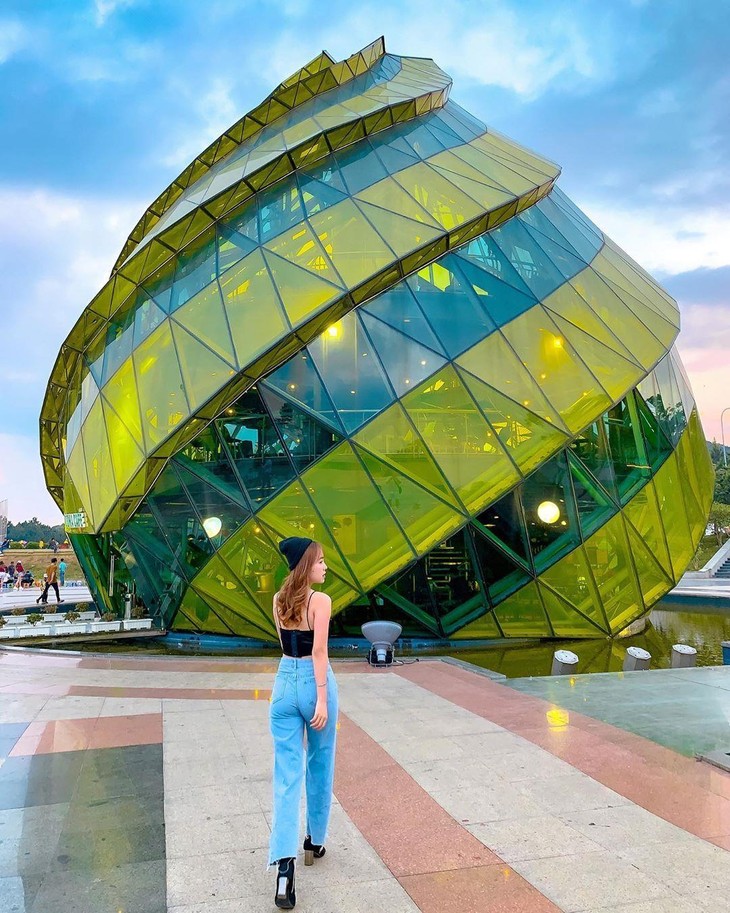 Trang Phục Check In Quảng Trường Lâm Viên