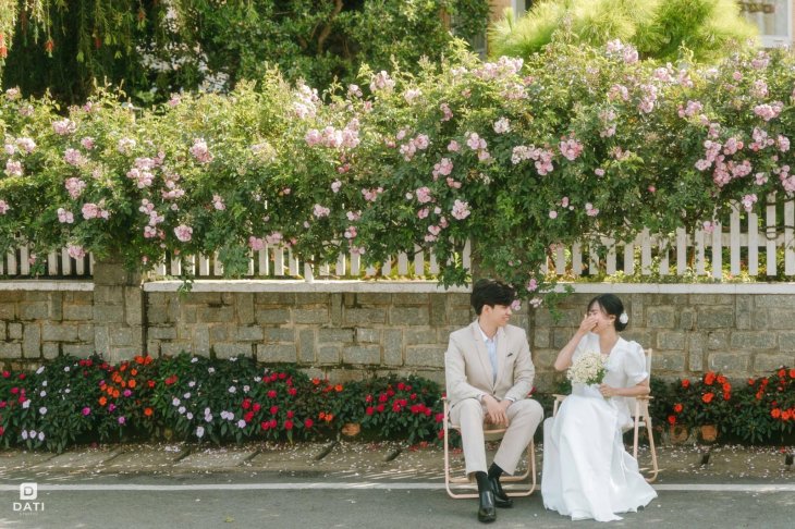 Anh Cuoi Ngoi Nha Hoa Hong Da Lat