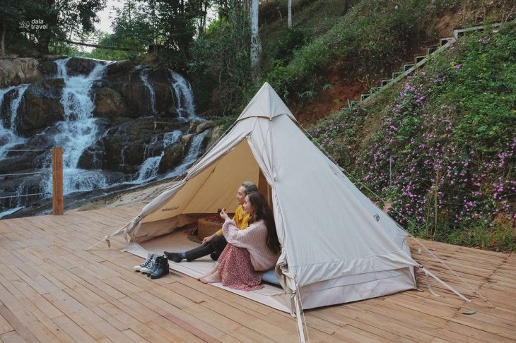 Cam Trai Ven Suoi Dala Waterfall