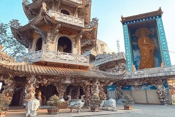 Chùa Linh Phước còn được gọi là chùa Ve Chai - Ảnh: Trần Tân