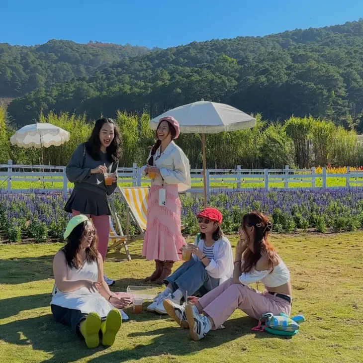 Khách check-in tại Hoa May Garden