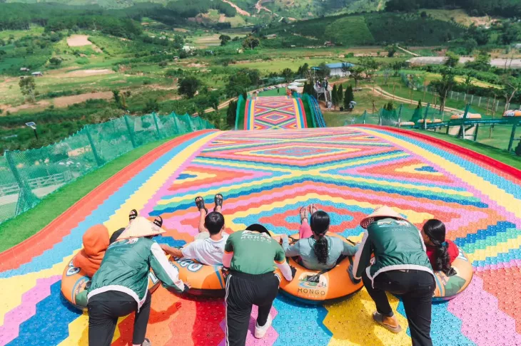 Trượt phao tại Mongo Land Đà Lạt