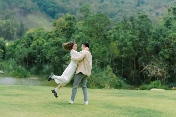 Bãi cỏ xanh tại The Florest