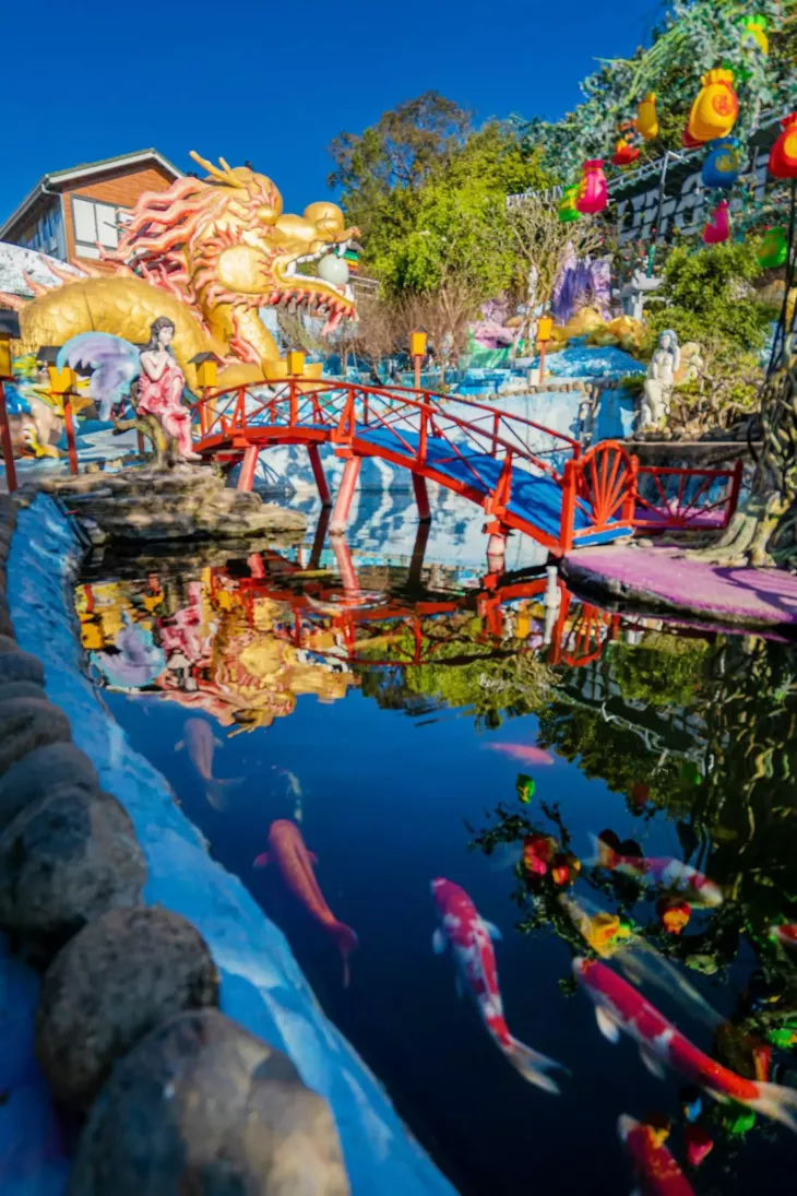 Ho Ca Koi Vuon Thuong Uyen Bay